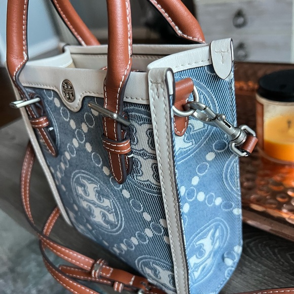 Tory burch used only once it is small super comfortable - Picture 4 of 5